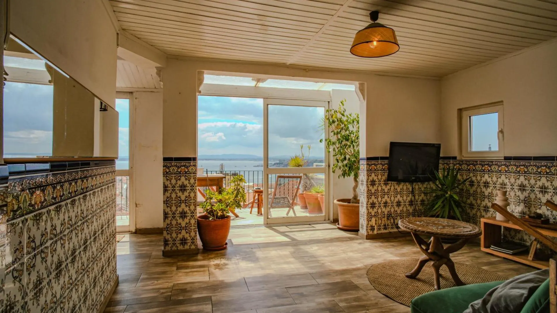 Olympo Shared Flat With Amazing River View Лиссабон